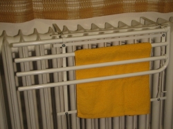Sušák na litinový radiátor, trojramenný - lze sklopit do prostorově úsporné polohy i s prádlem