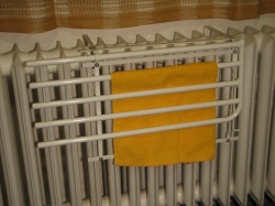 Sušák na litinový radiátor, čtyřramenný -  lze sklopit do prostorově úsporné polohy i s prádlem