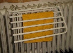 Sušák na litinový radiátor - částečně sklopený